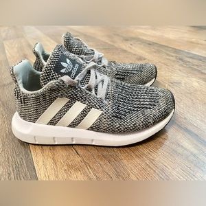 👟 ADIDAS SWIFT RUN SHOES  little kid us12💫
